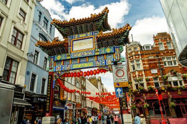 Londra metropolünde kısa bir şehir gezintisi ve keşif gezisi. Thames nehrinin ünlü manzarası boyunca.