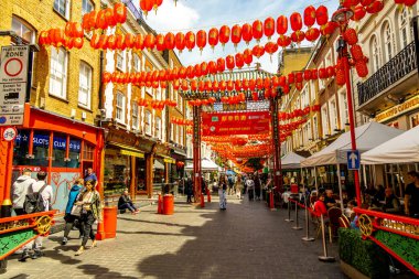 Londra metropolünde kısa bir şehir gezintisi ve keşif gezisi. Thames nehrinin ünlü manzarası boyunca.