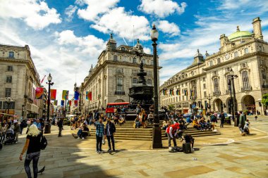 Londra metropolünde kısa bir şehir gezintisi ve keşif gezisi. Thames nehrinin ünlü manzarası boyunca.