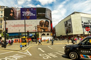 Londra metropolünde kısa bir şehir gezintisi ve keşif gezisi. Thames nehrinin ünlü manzarası boyunca.