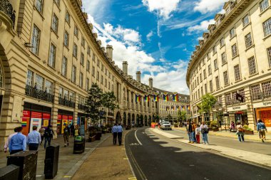 Londra metropolünde kısa bir şehir gezintisi ve keşif gezisi. Thames nehrinin ünlü manzarası boyunca.