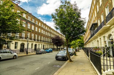 Londra metropolünde kısa bir şehir gezintisi ve keşif gezisi. Thames nehrinin ünlü manzarası boyunca.