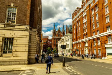 Londra metropolünde kısa bir şehir gezintisi ve keşif gezisi. Thames nehrinin ünlü manzarası boyunca.