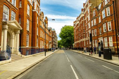Londra metropolünde kısa bir şehir gezintisi ve keşif gezisi. Thames nehrinin ünlü manzarası boyunca.