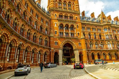 Londra metropolünde kısa bir şehir gezintisi ve keşif gezisi. Thames nehrinin ünlü manzarası boyunca.