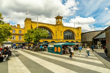 Londra metropolünde kısa bir şehir gezintisi ve keşif gezisi. Thames nehrinin ünlü manzarası boyunca.
