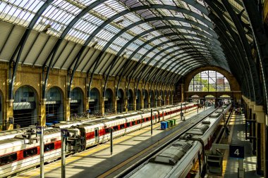 Londra metropolünde kısa bir şehir gezintisi ve keşif gezisi. Thames nehrinin ünlü manzarası boyunca.