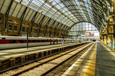 Londra metropolünde kısa bir şehir gezintisi ve keşif gezisi. Thames nehrinin ünlü manzarası boyunca.