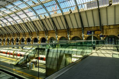 Londra metropolünde kısa bir şehir gezintisi ve keşif gezisi. Thames nehrinin ünlü manzarası boyunca.