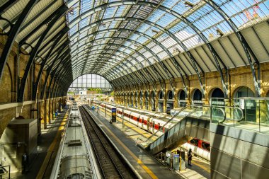 Londra metropolünde kısa bir şehir gezintisi ve keşif gezisi. Thames nehrinin ünlü manzarası boyunca.