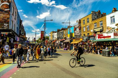 Londra metropolünde kısa bir şehir gezintisi ve keşif gezisi. Thames nehrinin ünlü manzarası boyunca.