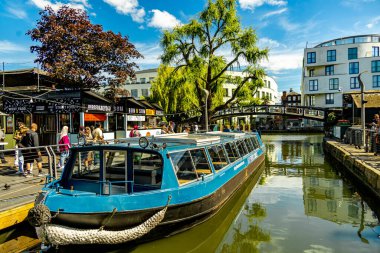 Londra metropolünde kısa bir şehir gezintisi ve keşif gezisi. Thames nehrinin ünlü manzarası boyunca.
