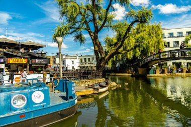 Londra metropolünde kısa bir şehir gezintisi ve keşif gezisi. Thames nehrinin ünlü manzarası boyunca.