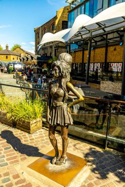 Londra metropolünde kısa bir şehir gezintisi ve keşif gezisi. Thames nehrinin ünlü manzarası boyunca.