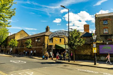 Londra metropolünde kısa bir şehir gezintisi ve keşif gezisi. Thames nehrinin ünlü manzarası boyunca.