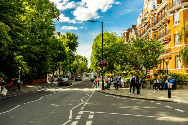 Londra metropolünde kısa bir şehir gezintisi ve keşif gezisi. Thames nehrinin ünlü manzarası boyunca.