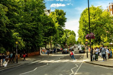 Londra metropolünde kısa bir şehir gezintisi ve keşif gezisi. Thames nehrinin ünlü manzarası boyunca.