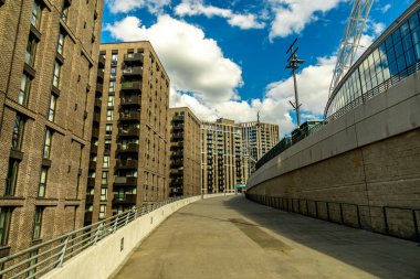 Londra metropolünde kısa bir şehir gezintisi ve keşif gezisi. Thames nehrinin ünlü manzarası boyunca.