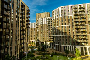 Londra metropolünde kısa bir şehir gezintisi ve keşif gezisi. Thames nehrinin ünlü manzarası boyunca.