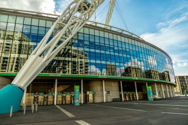Londra metropolünde kısa bir şehir gezintisi ve keşif gezisi. Thames nehrinin ünlü manzarası boyunca.