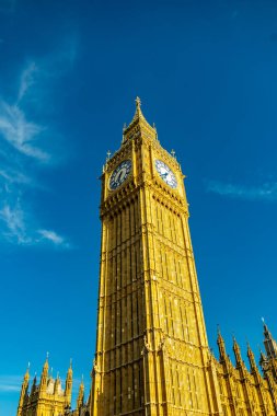 Londra metropolünde kısa bir şehir gezintisi ve keşif gezisi. Thames nehrinin ünlü manzarası boyunca.