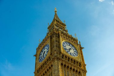 Londra metropolünde kısa bir şehir gezintisi ve keşif gezisi. Thames nehrinin ünlü manzarası boyunca.
