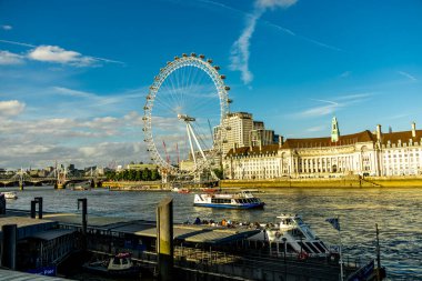 Londra metropolünde kısa bir şehir gezintisi ve keşif gezisi. Thames nehrinin ünlü manzarası boyunca.