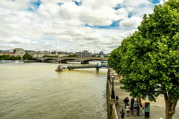 Londra metropolünde kısa bir şehir gezintisi ve keşif gezisi. Thames nehrinin ünlü manzarası boyunca.