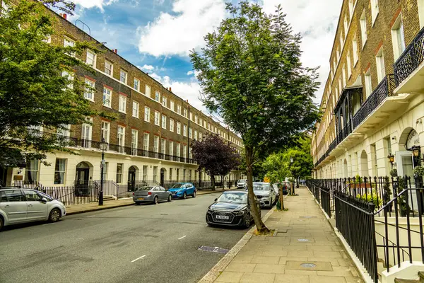 Londra metropolünde kısa bir şehir gezintisi ve keşif gezisi. Thames nehrinin ünlü manzarası boyunca.