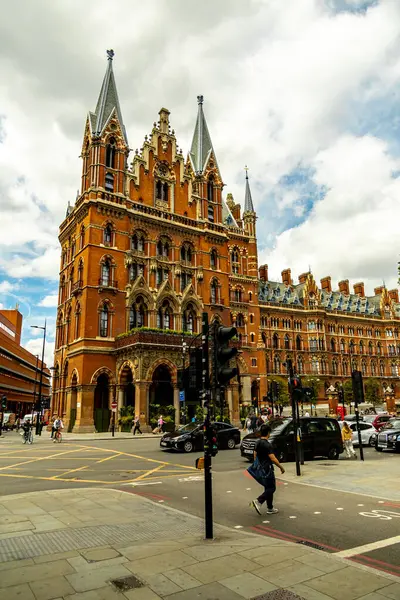 Londra metropolünde kısa bir şehir gezintisi ve keşif gezisi. Thames nehrinin ünlü manzarası boyunca.