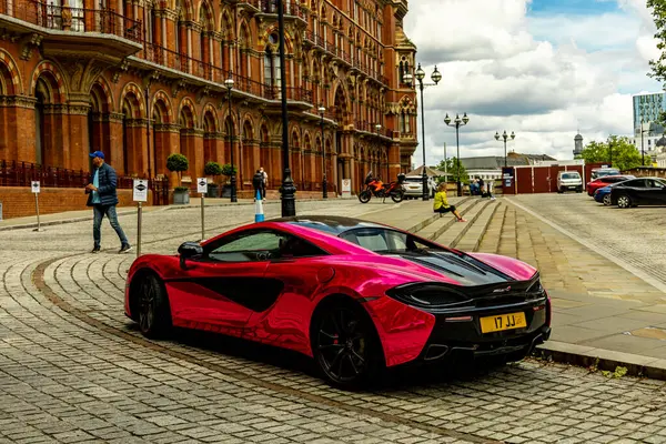 Londra metropolünde kısa bir şehir gezintisi ve keşif gezisi. Thames nehrinin ünlü manzarası boyunca.