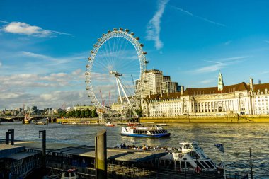 Londra metropolünde kısa bir şehir gezintisi ve keşif gezisi. Thames nehrinin ünlü manzarası boyunca.