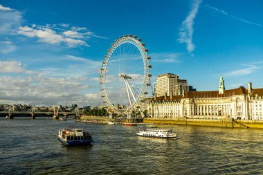 Londra metropolünde kısa bir şehir gezintisi ve keşif gezisi. Thames nehrinin ünlü manzarası boyunca.
