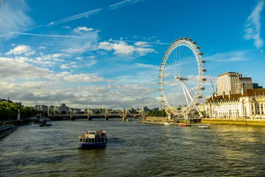Londra metropolünde kısa bir şehir gezintisi ve keşif gezisi. Thames nehrinin ünlü manzarası boyunca.