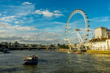 Londra metropolünde kısa bir şehir gezintisi ve keşif gezisi. Thames nehrinin ünlü manzarası boyunca.