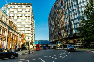 Londra metropolünde kısa bir şehir gezintisi ve keşif gezisi. Thames nehrinin ünlü manzarası boyunca.