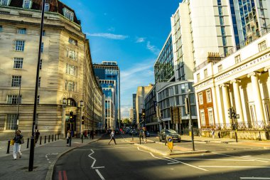 Londra metropolünde kısa bir şehir gezintisi ve keşif gezisi. Thames nehrinin ünlü manzarası boyunca.