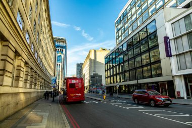 Londra metropolünde kısa bir şehir gezintisi ve keşif gezisi. Thames nehrinin ünlü manzarası boyunca.