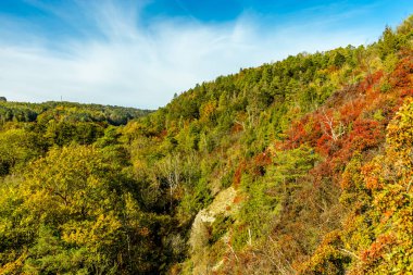 Jena, Thüringen, Almanya yakınlarındaki Saale Horizontale 'nin güzel manzarasında renkli bir sonbahar yürüyüşü.