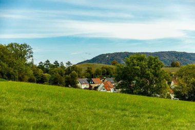 Jena, Thüringen, Almanya yakınlarındaki Saale Horizontale 'nin güzel manzarasında renkli bir sonbahar yürüyüşü.