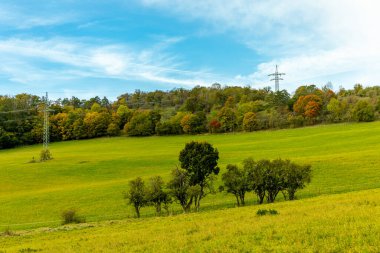 Jena, Thüringen, Almanya yakınlarındaki Saale Horizontale 'nin güzel manzarasında renkli bir sonbahar yürüyüşü.