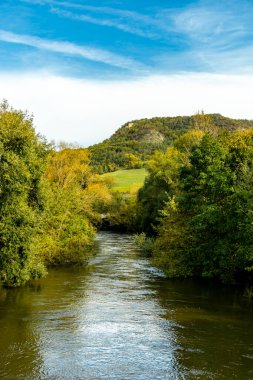 Jena, Thüringen, Almanya yakınlarındaki Saale Horizontale 'nin güzel manzarasında renkli bir sonbahar yürüyüşü.