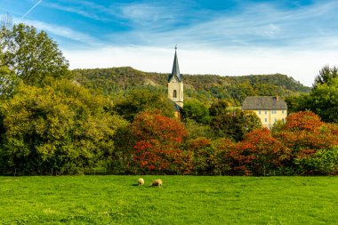 Jena, Thüringen, Almanya yakınlarındaki Saale Horizontale 'nin güzel manzarasında renkli bir sonbahar yürüyüşü.