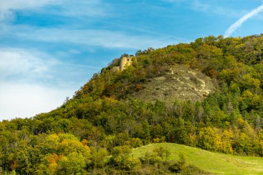 Jena, Thüringen, Almanya yakınlarındaki Saale Horizontale 'nin güzel manzarasında renkli bir sonbahar yürüyüşü.