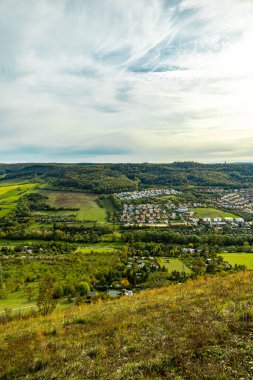 Jena, Thüringen, Almanya yakınlarındaki Saale Horizontale 'nin güzel manzarasında renkli bir sonbahar yürüyüşü.
