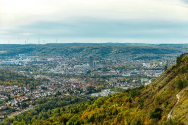 Jena, Thüringen, Almanya yakınlarındaki Saale Horizontale 'nin güzel manzarasında renkli bir sonbahar yürüyüşü.