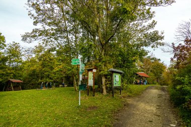 Jena, Thüringen, Almanya yakınlarındaki Saale Horizontale 'nin güzel manzarasında renkli bir sonbahar yürüyüşü.