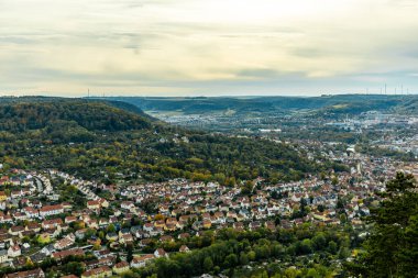 Jena, Thüringen, Almanya yakınlarındaki Saale Horizontale 'nin güzel manzarasında renkli bir sonbahar yürüyüşü.