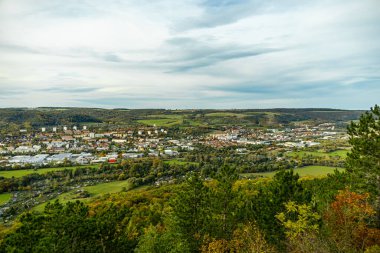 Jena, Thüringen, Almanya yakınlarındaki Saale Horizontale 'nin güzel manzarasında renkli bir sonbahar yürüyüşü.