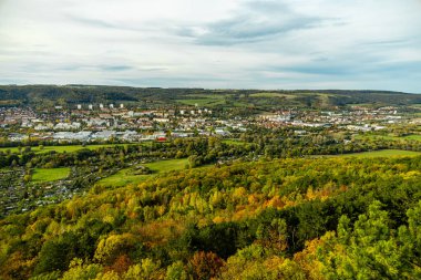 Jena, Thüringen, Almanya yakınlarındaki Saale Horizontale 'nin güzel manzarasında renkli bir sonbahar yürüyüşü.